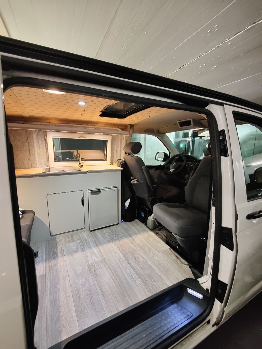VW Veicoli da campeggio: VW T5 Camper 2.0 TDI 102PS – Usato da Arisdorf venduto da Tam_97 6