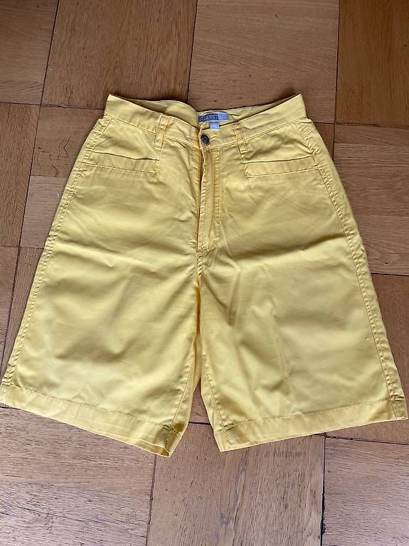 Esprit Pantaloni: Gelbe Esprit Shorts, Größe 34/36 – Usato da Luzern venduto da labouche78
