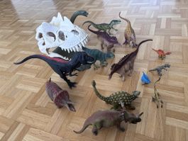 Dinosaurier Spielfiguren Set mit Schädel, guter Zustand