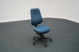 Blauer Bürostuhl mit Rollen