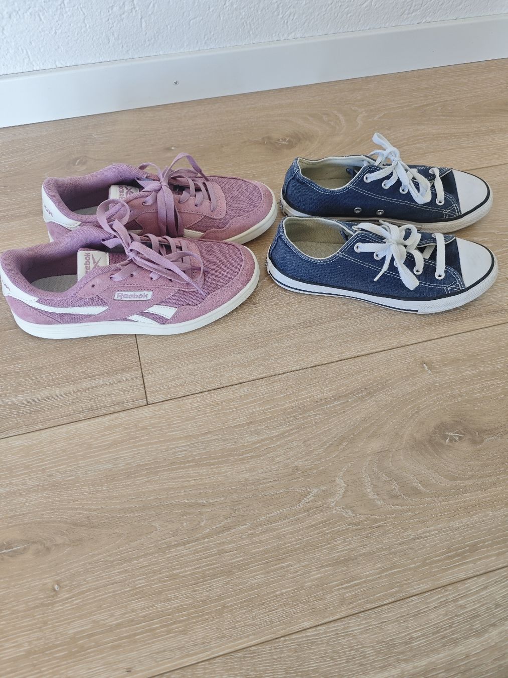 Reebok Chaussures femmes: 2 Paar Sneaker Reebok und Converse  – Neuf (Voir description) à Bleienbach par Verkauf-a.