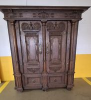 Musealer Renaissance-Fassadenschrank – Provenienz: Familiena
