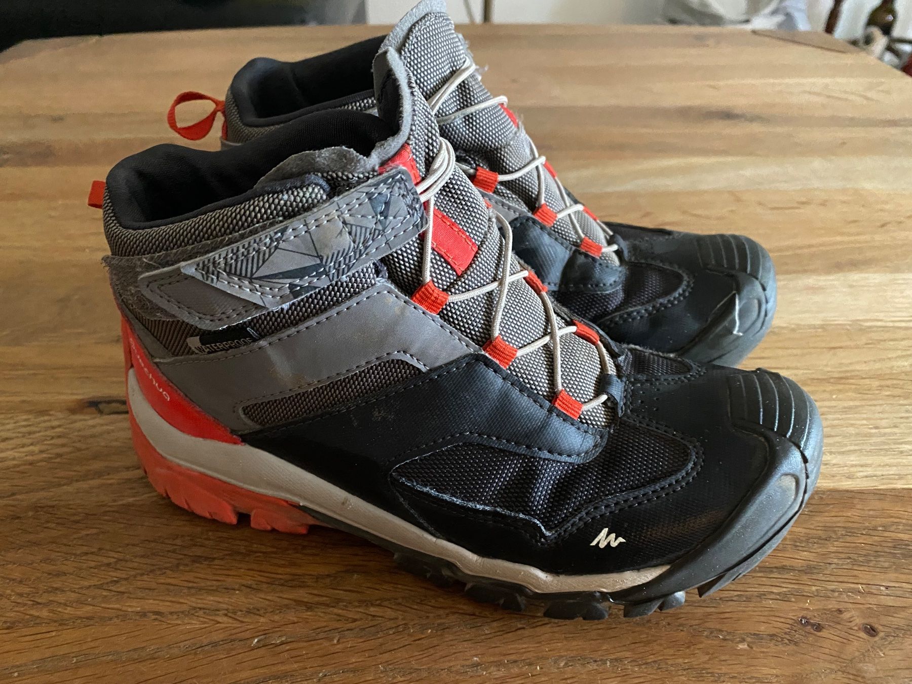 Decathlon Scarpe per ragazzi: Outdoor Schuhe QUECHUA, Gr. 33 – Usato da Bassersdorf venduto da och_928l