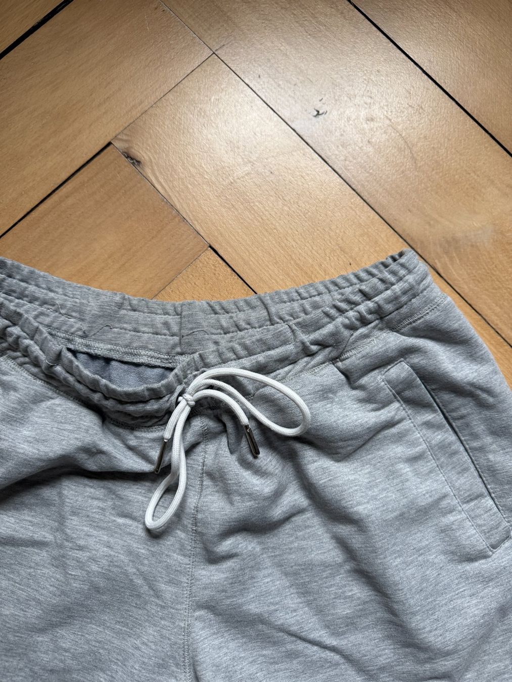 Nike Pantaloni: NIKE - Sport Shorts hellgrau M – Usato da Zürich venduto da Diazaio 1