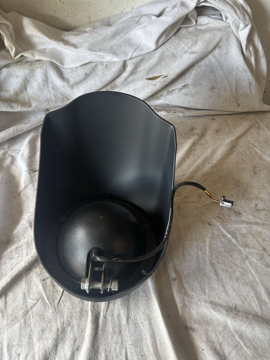 Harley-Davidson Toutes les pièces détachées moto: Harley Davidson Scheinwerfer  Maske – D'occasion à Schötz par Harley35 2