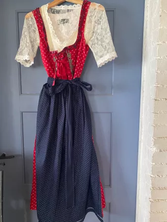 Langes Damen Dirndl rot blau gepunktet mit Spitzenbluse