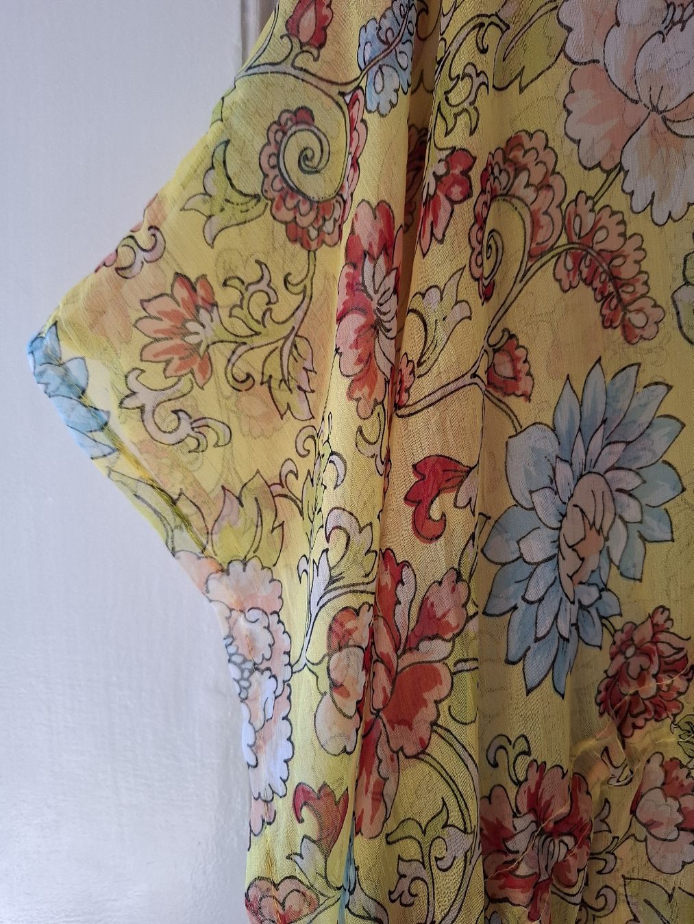 Kleider: Strandkleid gelb Blumen onesize – Gebraucht aus Ennetbaden von Rosen1 3