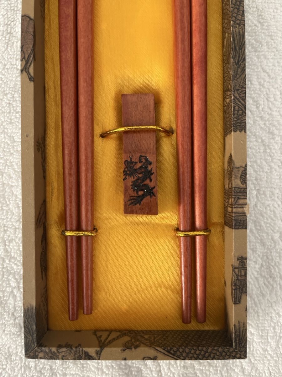 Bestecksets: Essstäbchen Set mit Drachenmotiv und Halterung im Karton – Neu und originalverpackt aus Gockhausen von London95 2