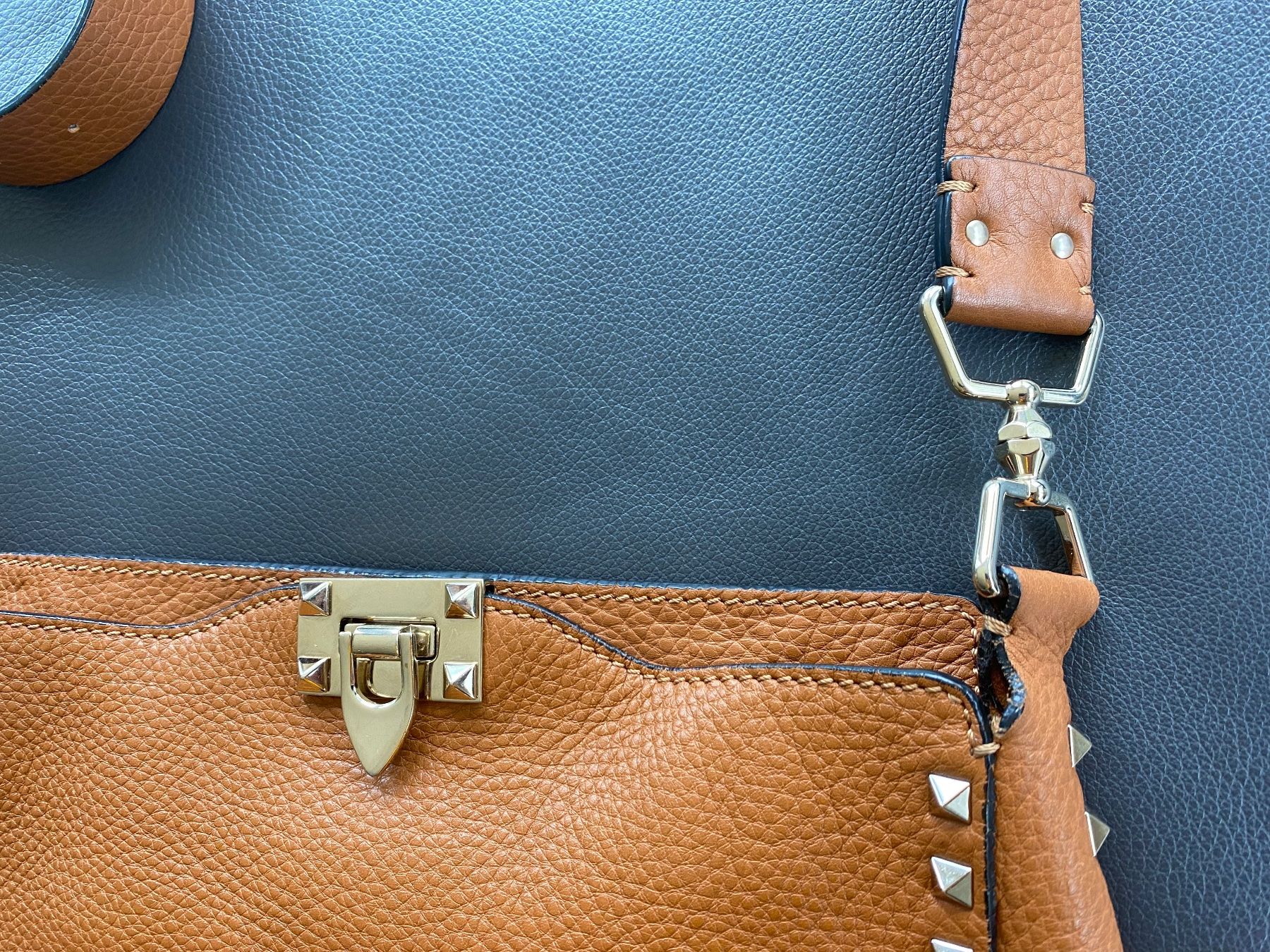 Valentino Taschen für Damen: Valentino Garavani Rockstud Hobo Small – Neu (gemäss Beschreibung) aus Oberägeri von diamante100 3