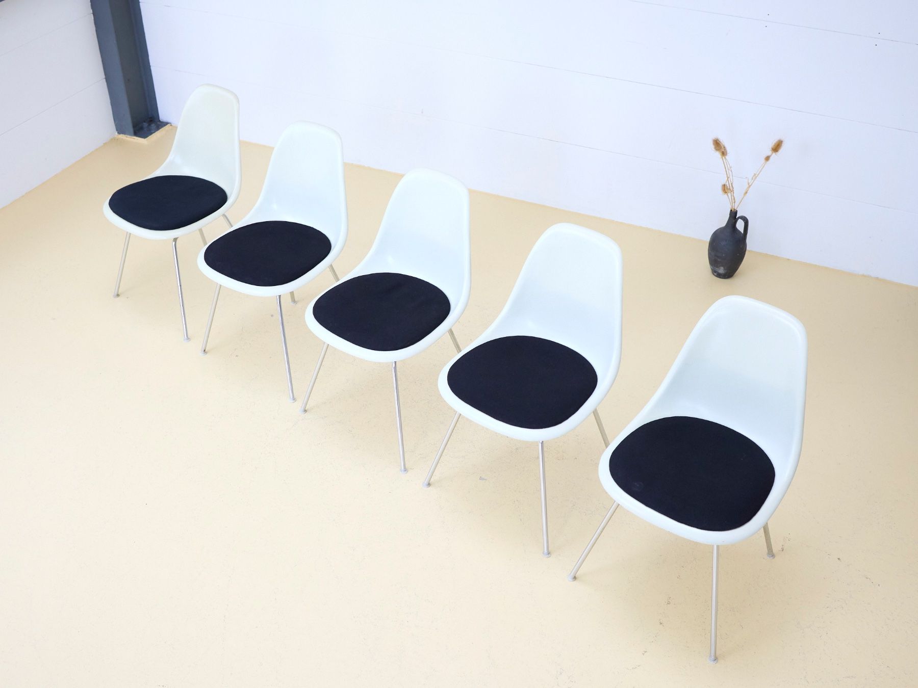 Eames Sedie: Vitra Eames Sidechair weiss – Usato da Meinisberg venduto da atelier_TILIJA 1