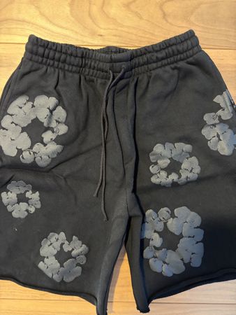 Denim Tears Black Cotton Wreath Shorts - Size Large.