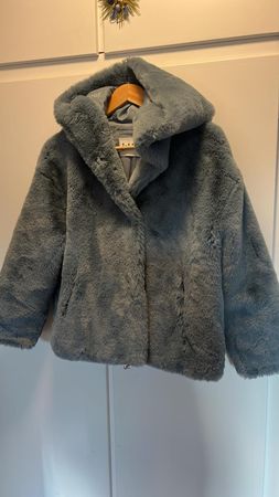 Plüschjacke mit Kapuze - hellblau, Gr. 36