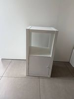 Weisses kleines Regal mit Tür