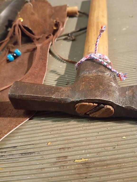 Tutti gli attrezzi: Axt Tomahawk mit Feder,Ledertasche,Indianer ,Top – Usato da Basel venduto da Petergunn 1