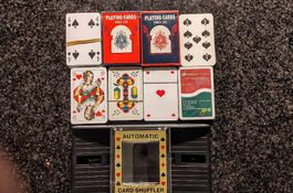 Elektrische Kartenmischmaschine + Vintage Karten (Poker 82)