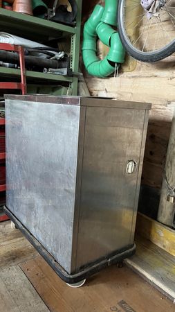 Grosser Warmhaltebehälter Edelstahl mit 2 Einsätzen, fahrbar