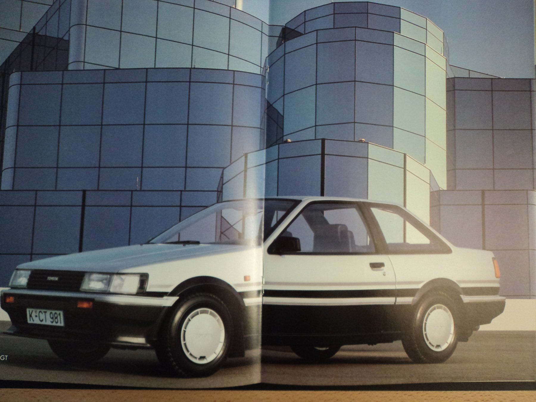 Toyota Documenti: Prospekt Toyota Corolla 1983 mit Coupé GT – Usato da Schwarzenburg venduto da modelCARama 5