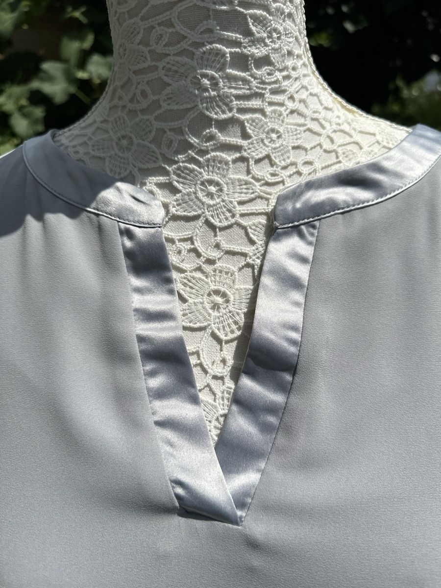 Comma Blusen: COMMA, BLUSE / LANGARM-TOP Gr. 38 Hellgrau / Silber – Gebraucht aus Baar von AlicjasWunderland 1