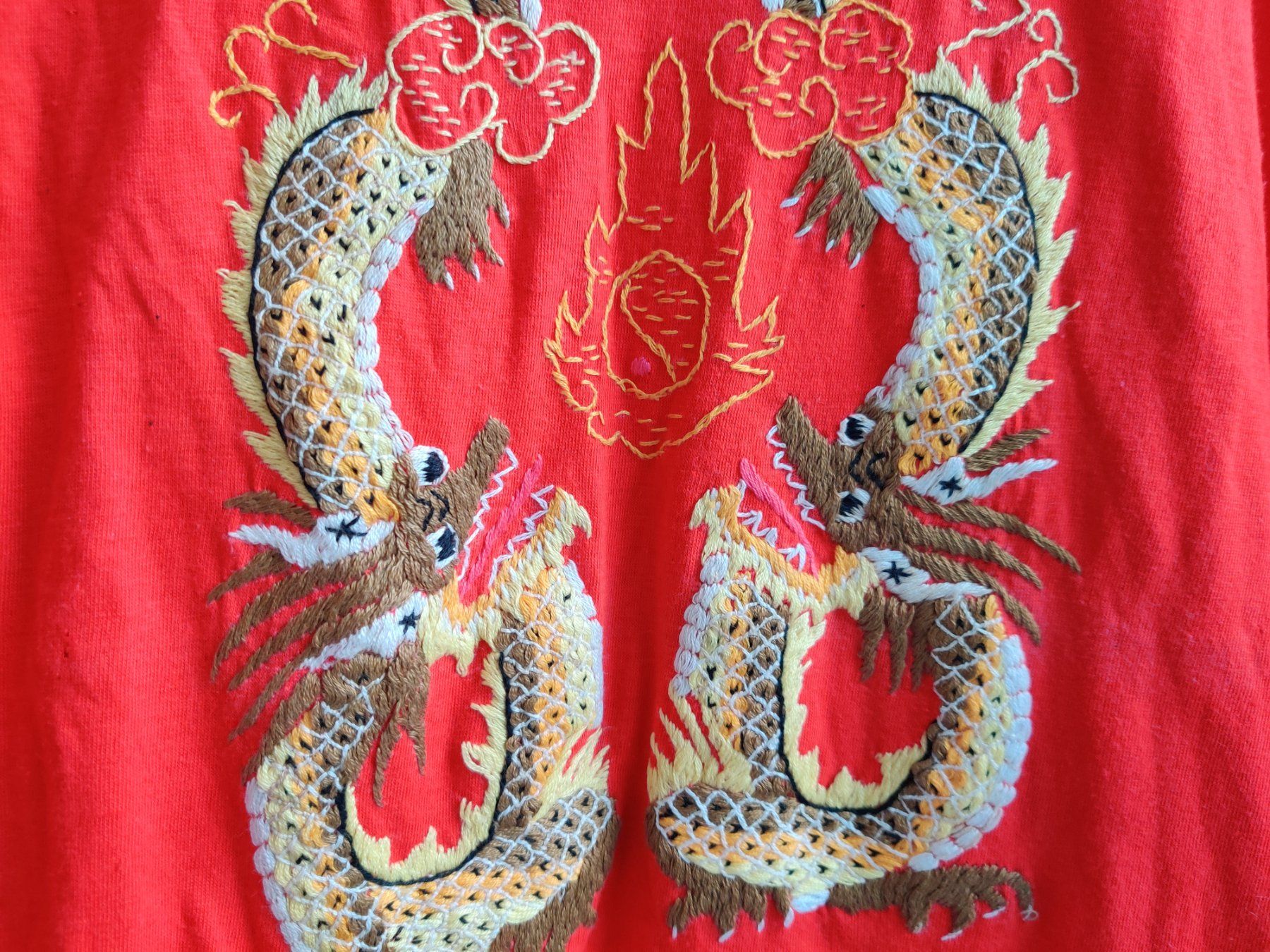 Camicie, T-shirt & Polo: Baumwollshirt mit aufgesticktem Drachen – Nuovo (secondo la descrizione) da Zürich venduto da Frinka 2
