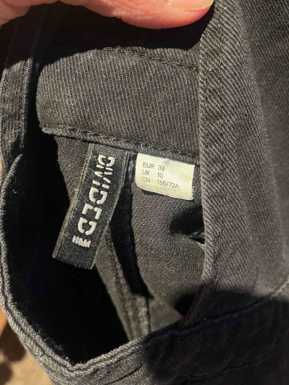 H&M Gonne: Schwarzer Jeans-Latzrock, Gr. 36/38 – Usato da Hinwil venduto da jodrno 2