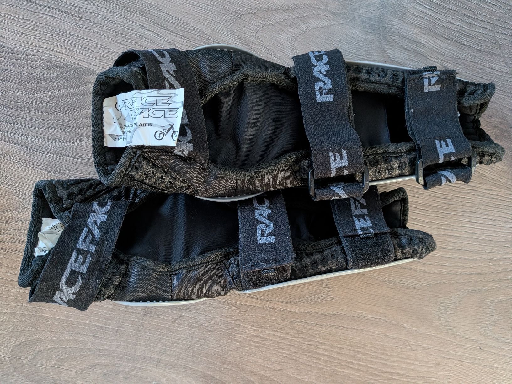 Race Face Protezioni & Imbottiture: Race Face Unterarmprotektoren  – Usato da Schmitten FR venduto da stremaz 1