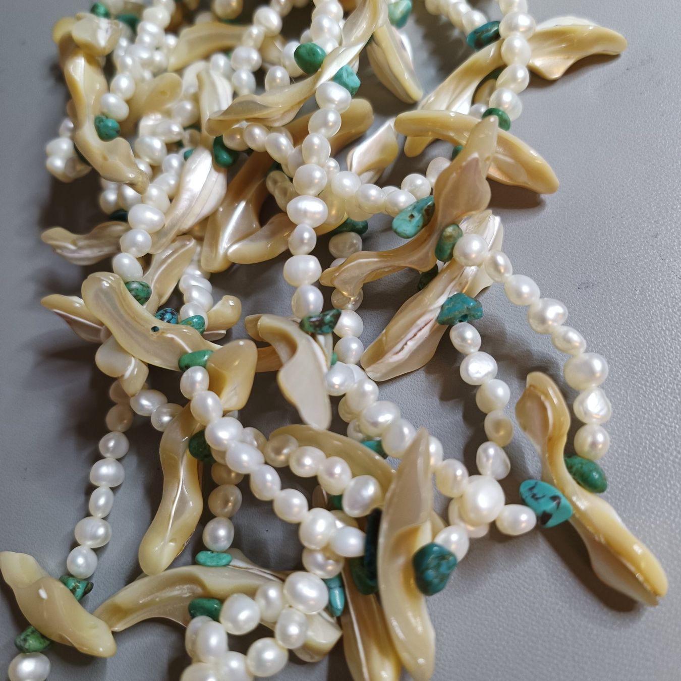 Catenine: Elegante Perlenkette mit Perlmutt und Türkis – Usato da Birr venduto da sen_8djr 2