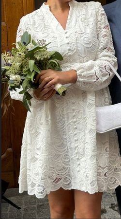 Kurzes weisses Hochzeitskleid - langärmlig