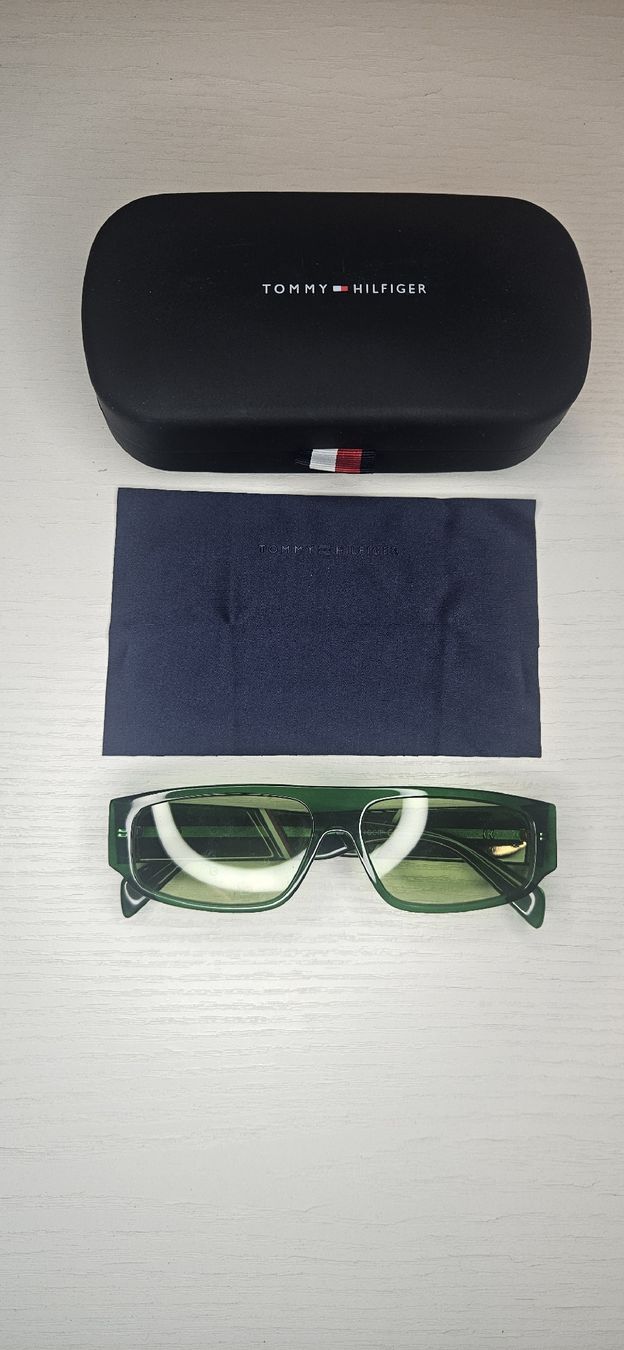 Tommy Hilfiger Lunettes & Verres: Lunettes de soleil Tommy Hilfiger  – D'occasion à Arveyes par sape.online