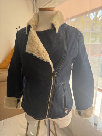 Guess Jeansjacke gr S mit Pelzkragen. Neu mit Etikett!