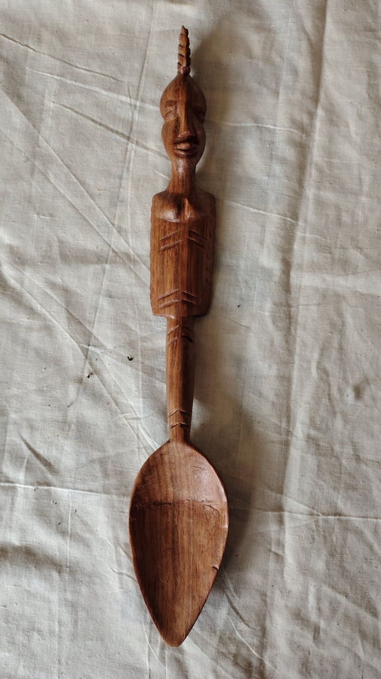Löffel: Holzlöffel mit geschnitzter Figur, Handarbeit, Deko. – Gebraucht aus Oetwil am See von NoldiNairolf