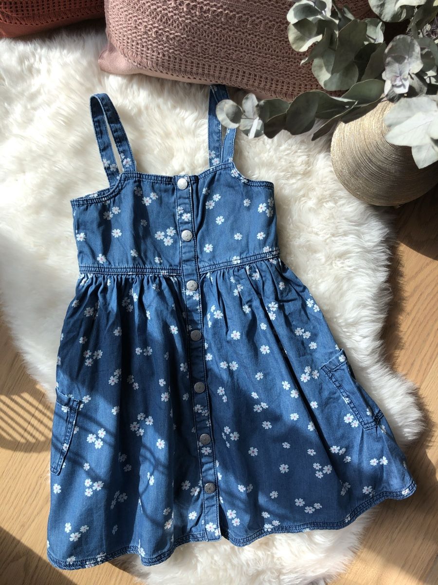 Vestiti & Gonne: Süesses Jeanskleidli mit Blumen, Gr. 122  – Usato da Obfelden venduto da dafae