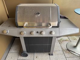Gratis Gasgrill mit vier Brennern und Seitenablage gebraucht