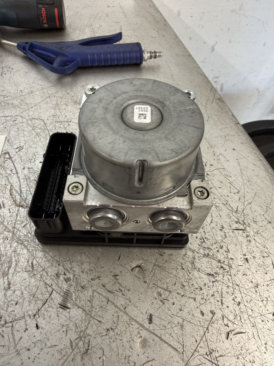 Toutes les pièces auto: ABS Ventilblock Ford OCC Funktioniert Einwandfrei – D'occasion à Wolfhalden par airbag-gmbh 1