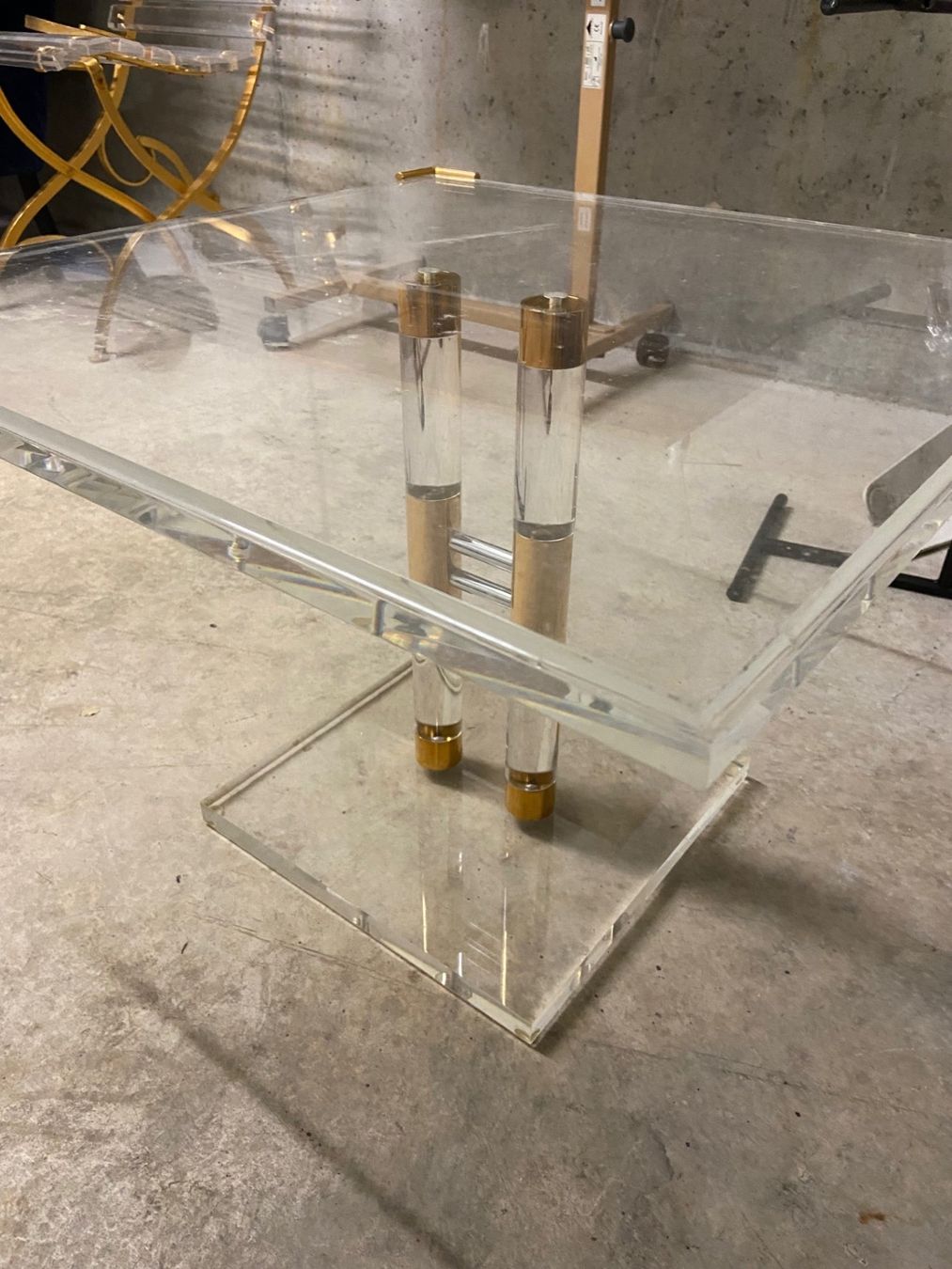 Tables: Plexiglas Salontisch GRATIS – D'occasion à Wald ZH par Dorita777777 1