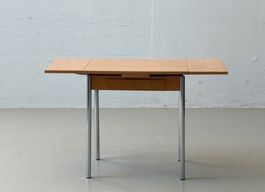 Ausziehbarer Schreibtisch mit Schublade