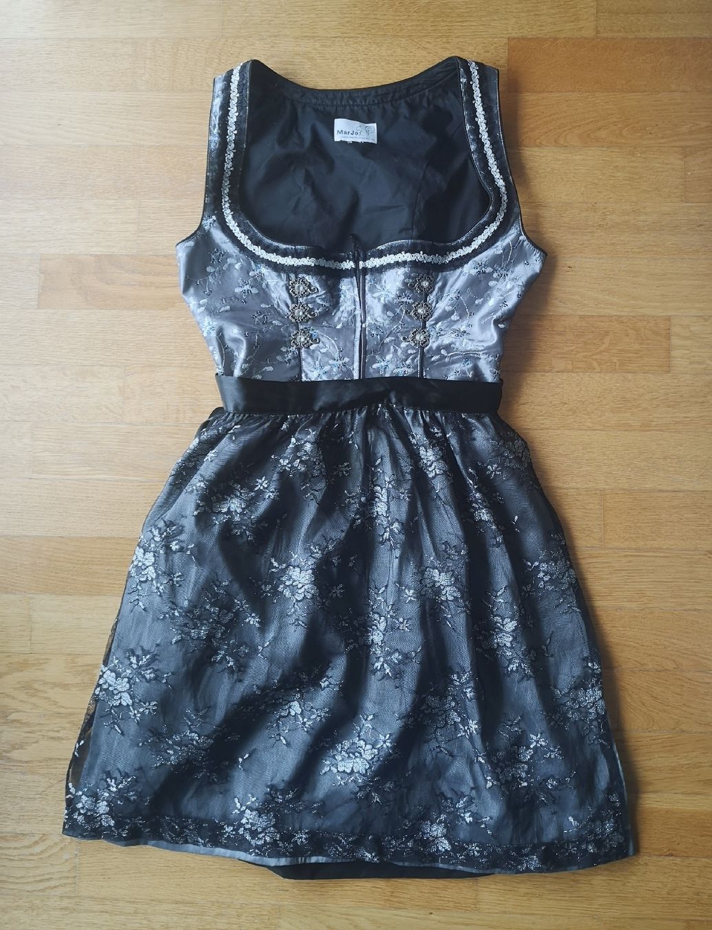 Vestiti: schönes Marjo Dirndl Gr. 44 schwarz, grau, silber – Usato da Niederbipp venduto da kevintifu20