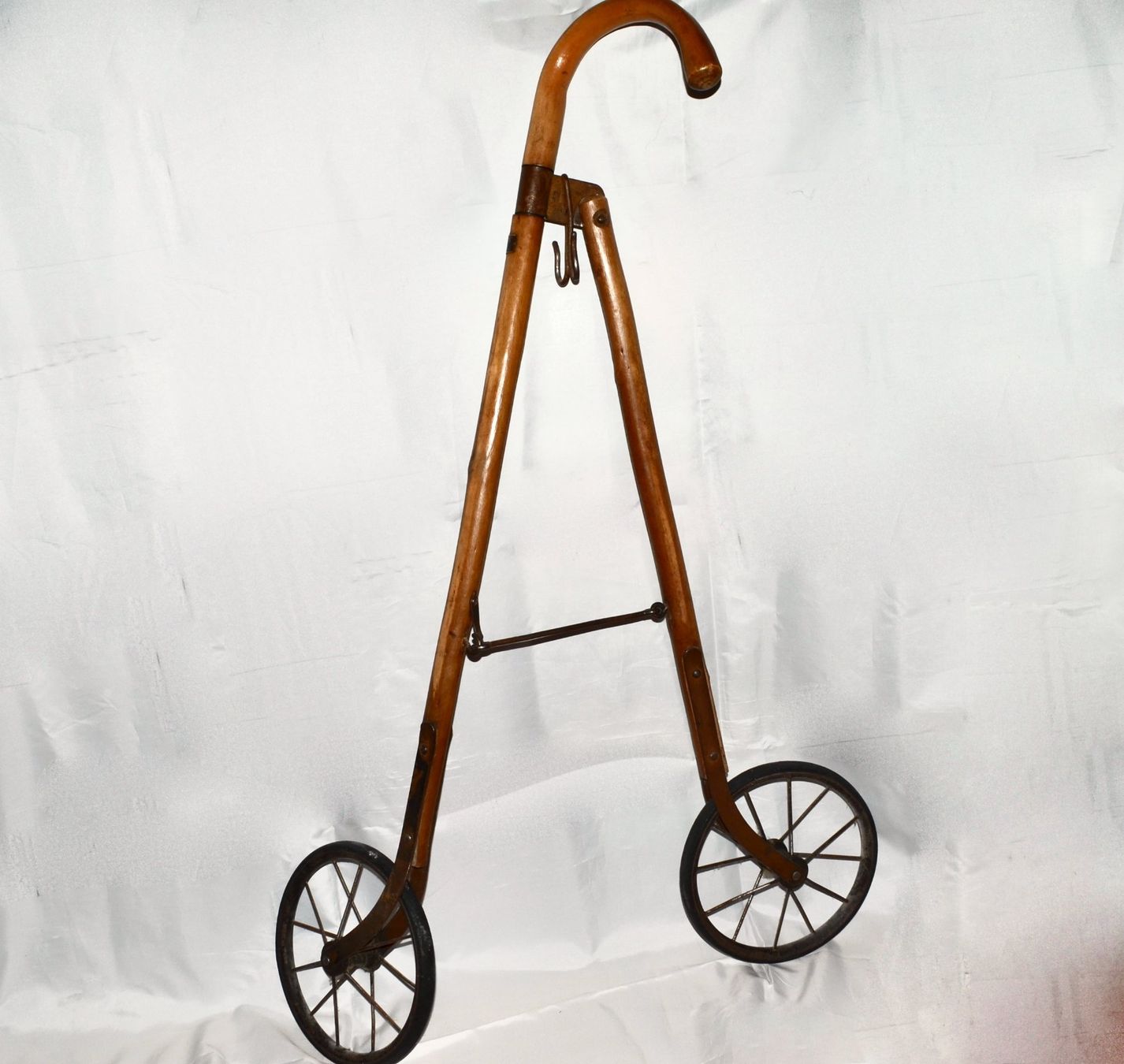 Sonstige Antiquitäten & Kunst: Antiker Gehstock mit Rädern, 1920. – Gebraucht aus Meilen von glenbeigh 1