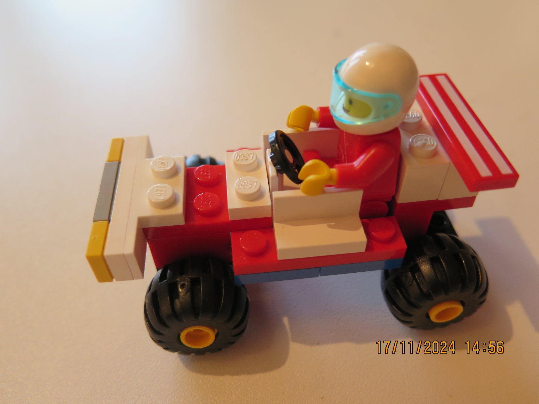 Lego Baukästen: Lego-Auto mit Rennfahrer – Gebraucht aus Bubikon von Masoala
