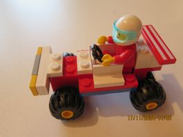 Lego-Auto mit Rennfahrer