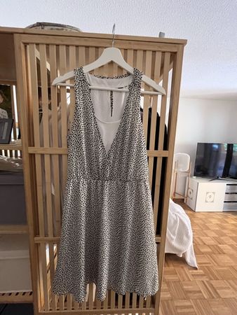 Leichtes Sommerkleid mit Muster in Grösse S