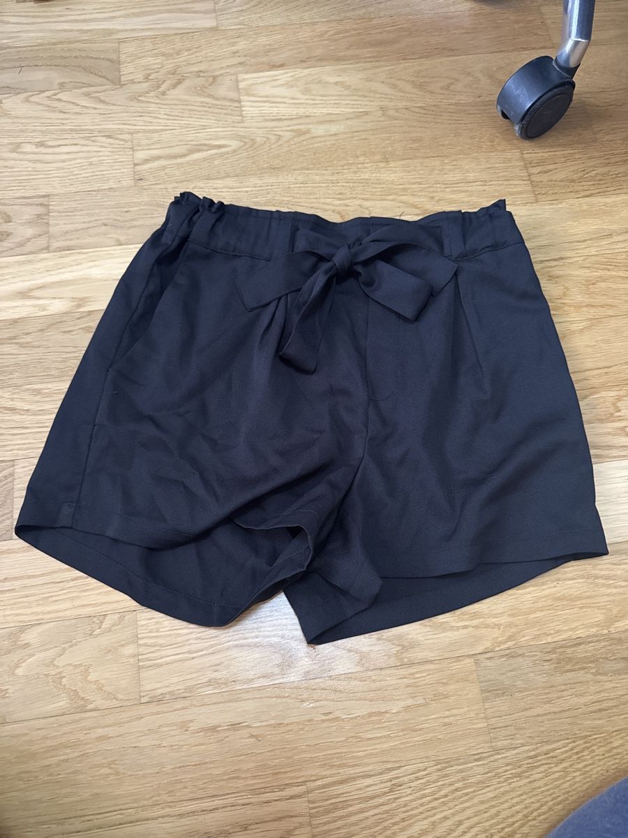 Pantaloni: Schwarze Shorts Chicorée Grösse S mit Gummibund – Nuovo (secondo la descrizione) da Thun venduto da Vans_98