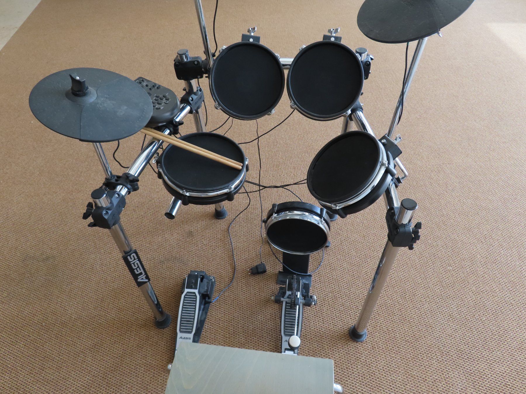 Alesis Strumenti musicali: Alesis Surge Mesh-E-Drum Kit – Usato da Reinach BL venduto da WBZ-Flohmarkt 5