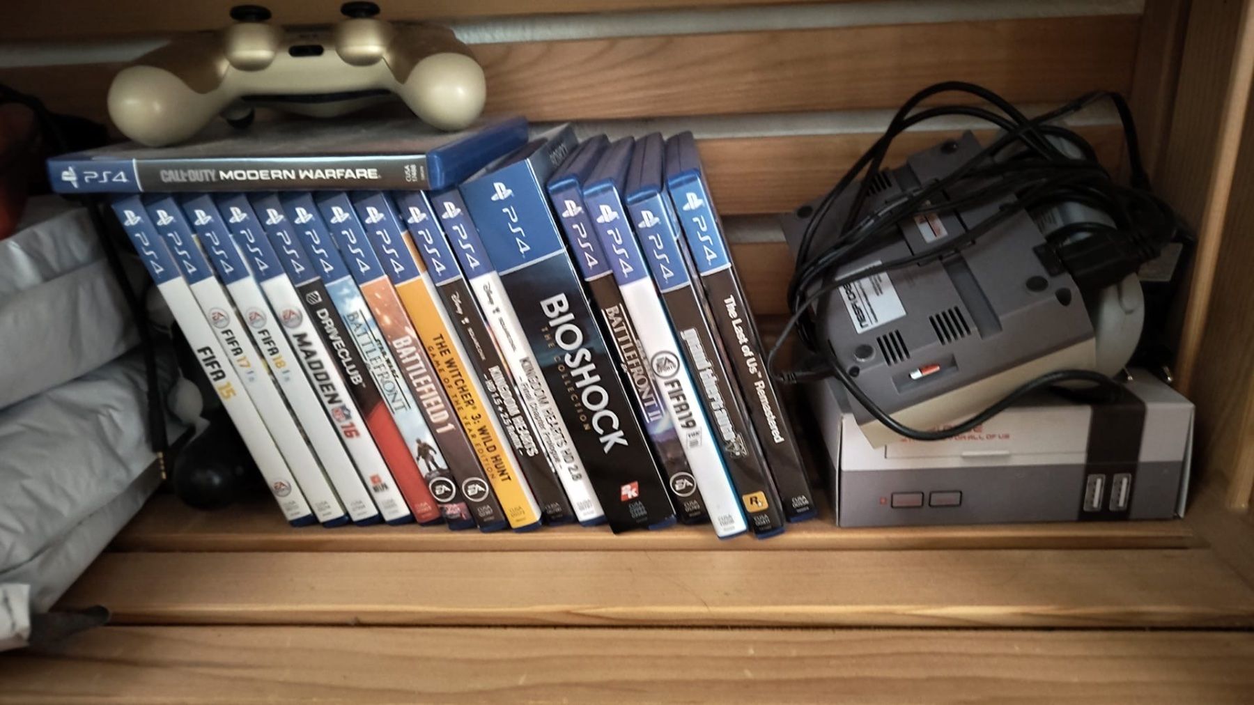 Sony Console: PS4 Slim + 2 Controller + 18 Games + 4TB Festplatte – Usato da Allenwinden venduto da ncdb