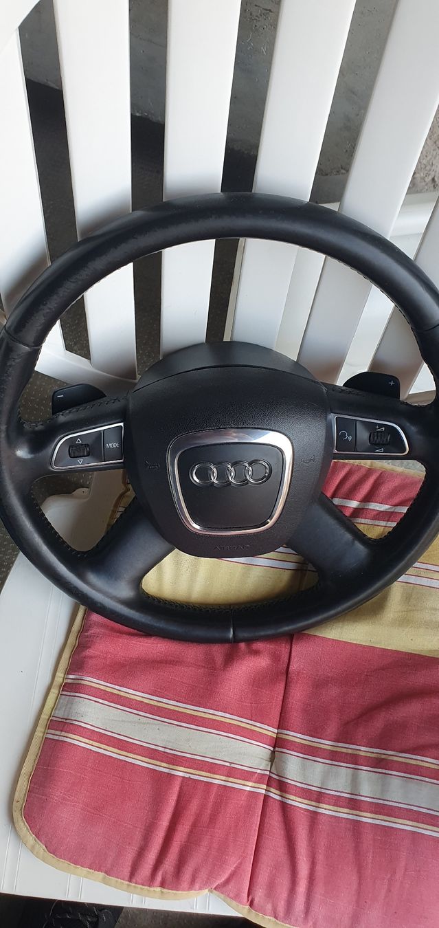 Audi Tutti pezzi di ricambio auto: Volant Audi a8 D3 – Usato da La Chaux-de-Fonds venduto da boos2501 1