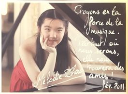 Mélodie Zhao Pianistin Autogramm signiert Foto 13x18cm