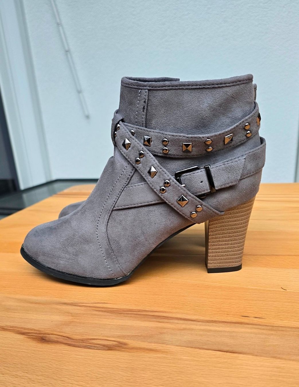 Scarpe da donna: Stiefeletten Grau 41 Neu – Nuovo (secondo la descrizione) da Winznau venduto da johny_wayne 2