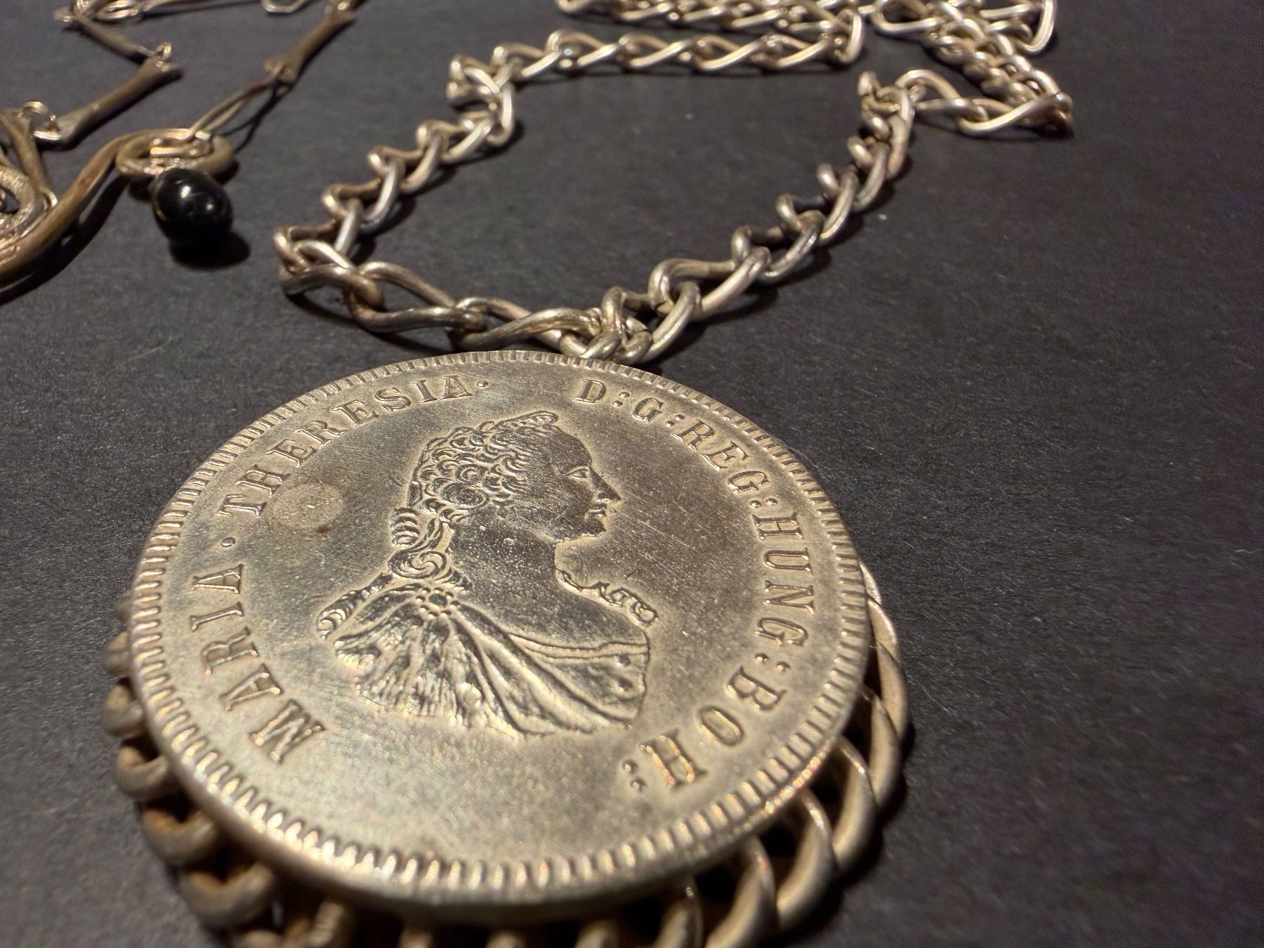 Catenine: Kette mit Münze und im Ethnostyle – Usato da Thun venduto da Astralbern 2