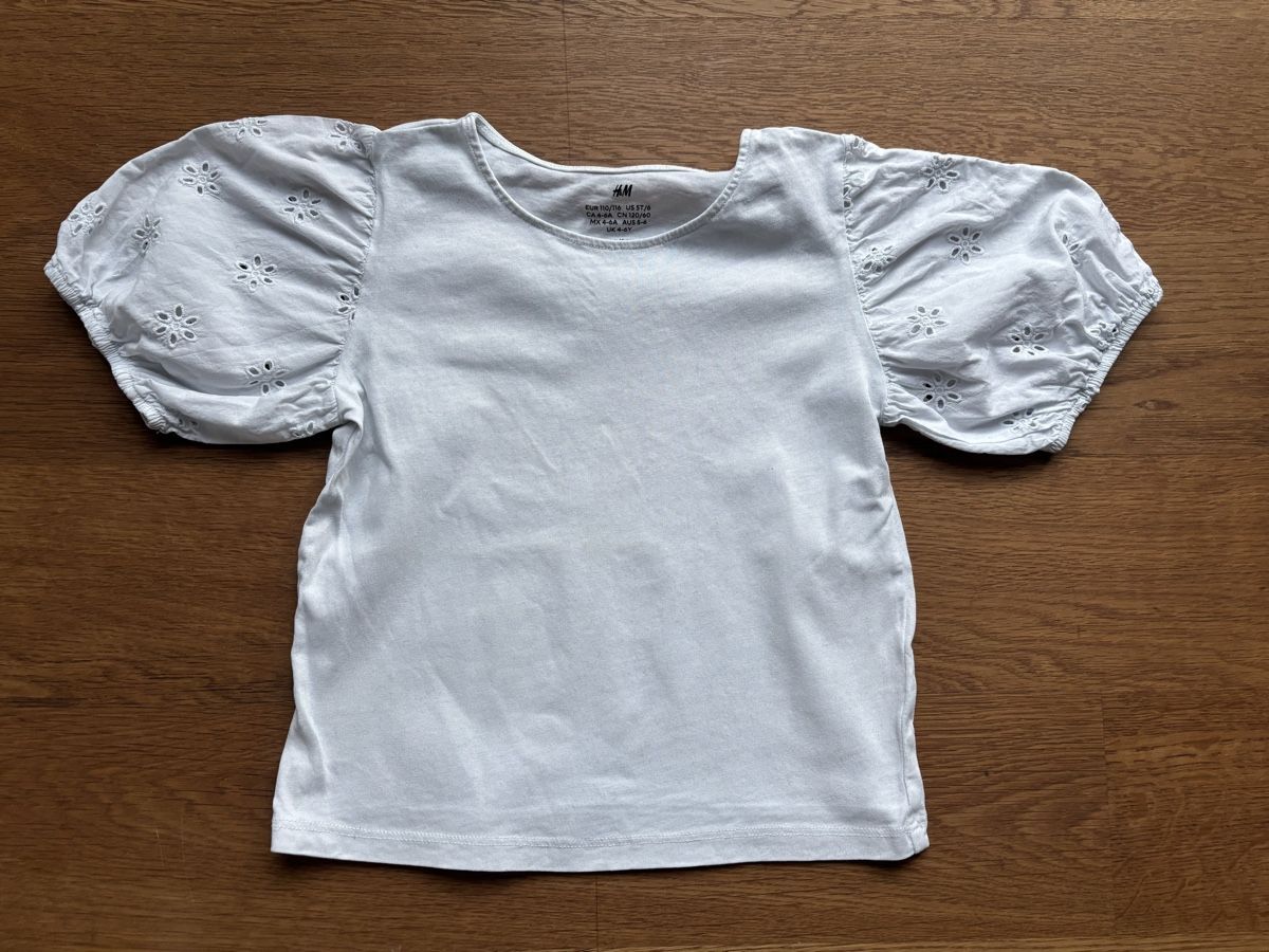 H&M Camicette, T-shirt & Top: Mädchen Shirt mit Puffärmeln, Grösse 110/116 – Usato da Ennetbaden venduto da Section_H