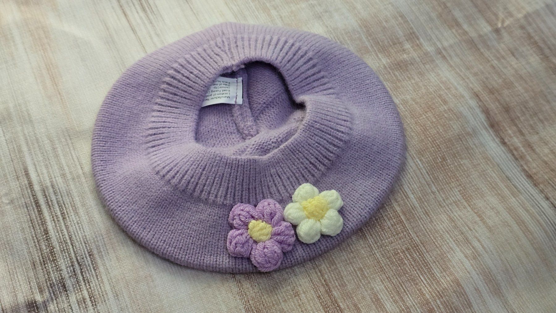 Altro abbigliamento per bambino: 👣 Süsses Strick-Barett mit Häkel-Blumen – Nuovo (secondo la descrizione) da Thalwil venduto da VitaMini 1