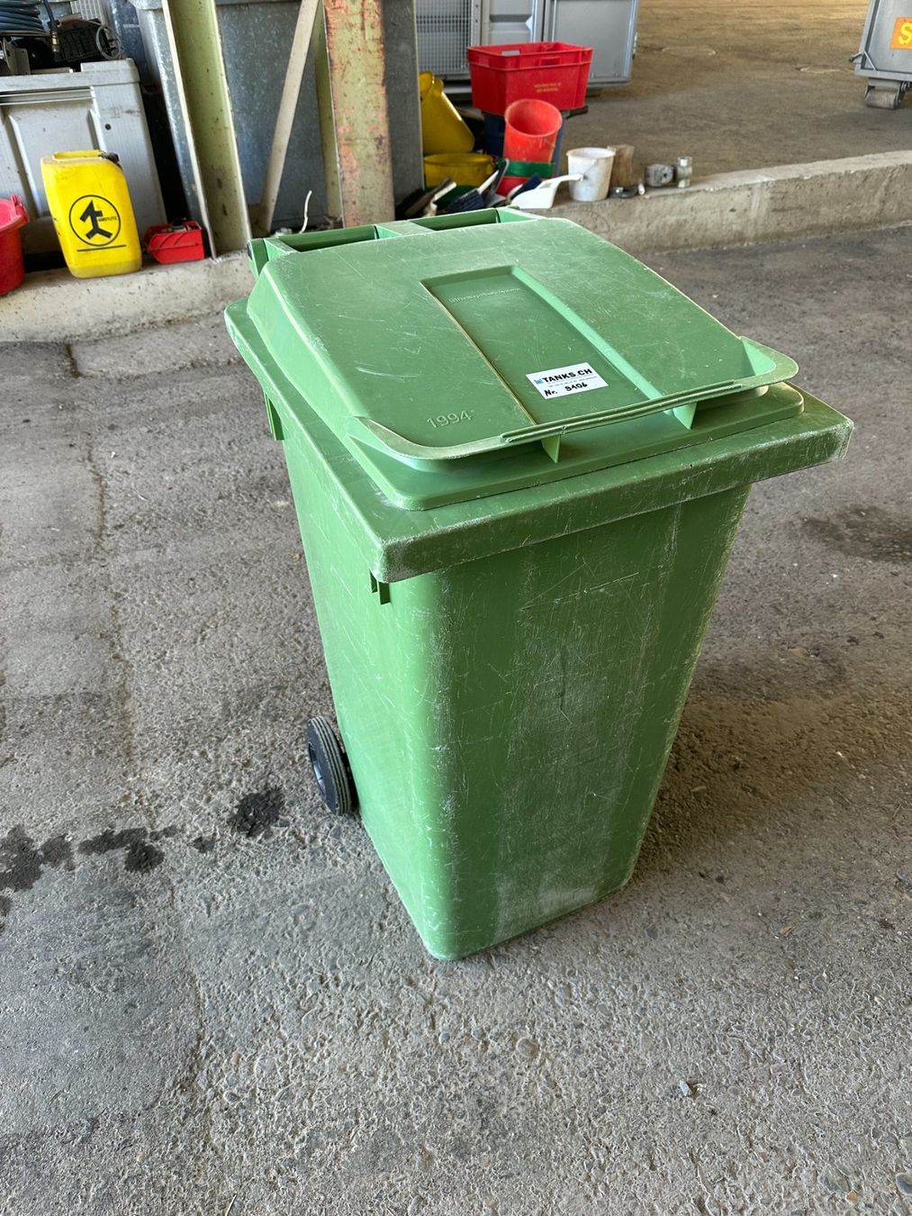 Korpus: Rollcontainer grün 240 Liter – Gebraucht aus Appenzell von OcclineGmbH 1